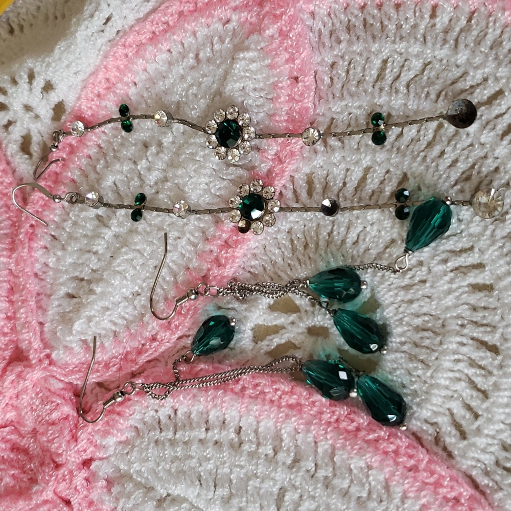 2 pairs of earrings